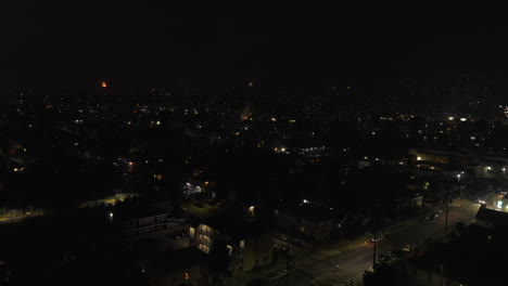 Feuerwerk-über-Dem-Oakland-Viertel-In-Der-Nacht