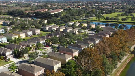 Modernes-Anwesen-Von-Einfamilienhäusern-In-Einem-Vorort-Von-Sarasota,-Florida
