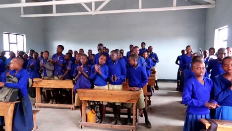 Niños-Africanos-Con-Uniformes-Azules-En-Una-Escuela-Rural-Cantando-Y-Aplaudiendo,-Canciones-Tradicionales-Swahili-En-La-Escuela