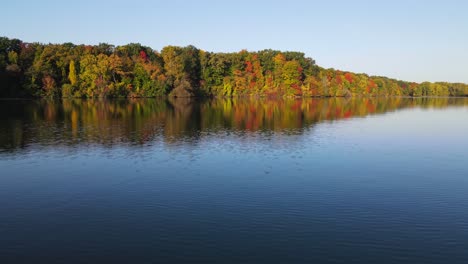 Drohne-über-Dem-See-In-Michigan-Im-Herbst