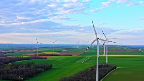 Windkraftanlagen-Auf-Immergrünen-Feldern-Mit-Rapsöl-Auf-Dem-Land
