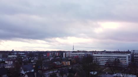 Rigaer-Stadtvorstadtwohnhaus-Und-Fernsehturm-Im-Horizont,-Luftbild