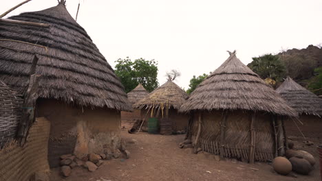 Panoramablick-Auf-Ein-Traditionelles-Ländliches-Dorf-Im-Senegal-Mit-Lehmhäusern,-Die-Mit-Palmblättern-Bedeckt-Sind