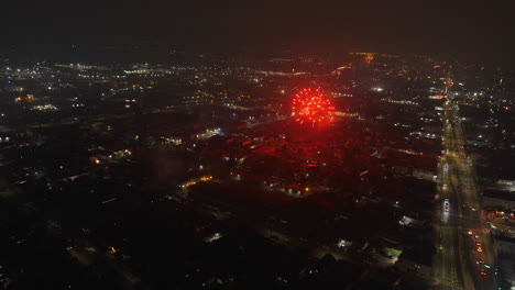 Feier-Der-Unabhängigkeit-Bei-Nacht-Mit-Einem-Schillernden-Feuerwerk-Am-4.-Juli-In-Oakland,-Kalifornien,-USA