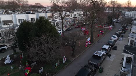 Luftaufnahme-Der-Smedley-Street-In-Der-Nachbarschaft-Von-South-Philadelphia,-Dekoriert-Mit-Festlichem-Weihnachtsdekor