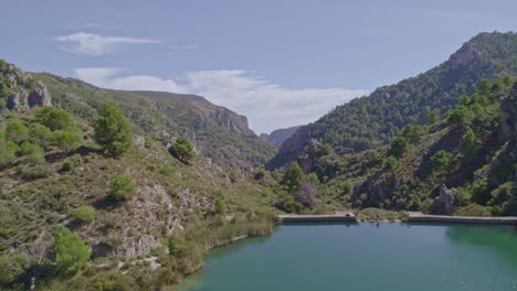 Laguna-De-Alta-Montaña-Al-Mediodía