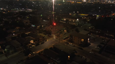 Drohne-Fliegt-Am-Vierten-Juli-Während-Eines-Feuerwerks-Durch-Eine-Nachbarschaft