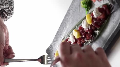 Comida-Española,-Gente-Usando-Tenedores-Compartiendo-Un-Sabroso-Plato-De-Atún-Rojo,-Vídeo-Vertical