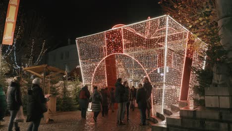Riesige-LED-Licht-Geschenkbox-Dekorationsstruktur-Auf-Dem-Weihnachtsmarkt-Auf-Dem-Vrijhof-In-Maastricht