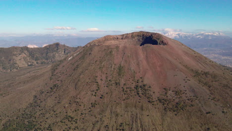 Mount-Vesuvius-summit,-South-Italy-under-sunny-blue-sky,-pull-back-aerial-view