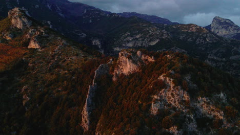 Golden-autumn-sunlit-colours-Campania-rocky-lush-woodland-mountain-valleys,-Rising-aerial-view