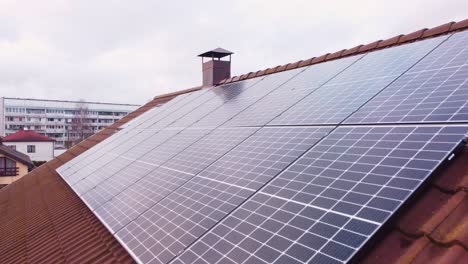 Sonnenkollektor-Auf-Privatem-Dach-Mit-Blick-Auf-Die-Vororte-Von-Riga,-Luftbild