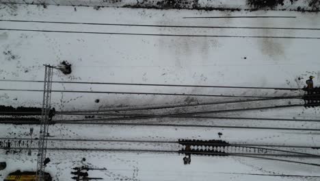 Eisenbahnschienen-Durch-Schmutzigen-Schnee