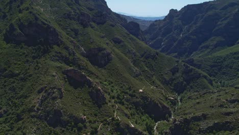 Cañón-Y-Barrancos-De-Montaña-Con-Bosque-Mediterráneo-Y-Lecho-De-Río