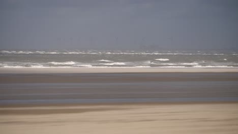 Sturm-An-Der-Küste,-Sand-über-Den-Strand-Treibend