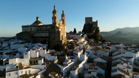 Fliegen-Auf-Der-Neoklassizistischen-Kathedrale-Im-Dorf-Olvera-Während-Des-Sonnenaufgangs-In-Cádiz,-Andalusien,-Spanien