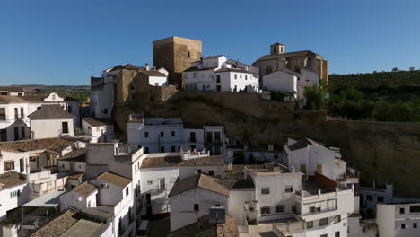 Setenil-De-Las-Bodegas-Weiß-Getünchte-Häuser,-Die-In-Die-Umliegenden-Klippen-In-Cádiz,-Südspanien,-Gebaut-Wurden
