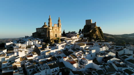 Bergstadt-Olvera-Mit-Katholischer-Kirche-Und-Einer-Festung-In-Cádiz,-Andalusien,-Spanien
