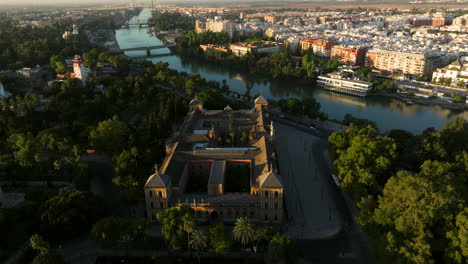 Palacio-De-San-Telmo---Barockpalast-Und-Regierungssitz-Bei-Sonnenaufgang-Am-Ufer-Des-Canal-De-Alfonso-Xiii-In-Sevilla,-Spanien