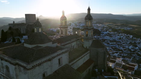 Drohne-Rotiert-über-Der-Kathedrale-Der-Andalusischen-Stadt-Olvera-Bei-Sonnenaufgang-In-Cádiz,-Andalusien,-Spanien