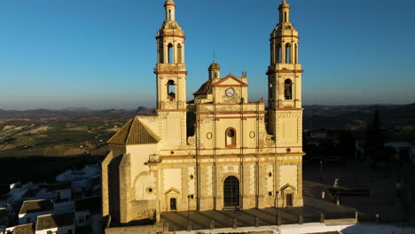 Sonnenbeschienene-Fassade-Der-Kirche-Unserer-Lieben-Frau-Von-Der-Menschwerdung-Bei-Sonnenaufgang-In-Olvera,-Cádiz,-Spanien