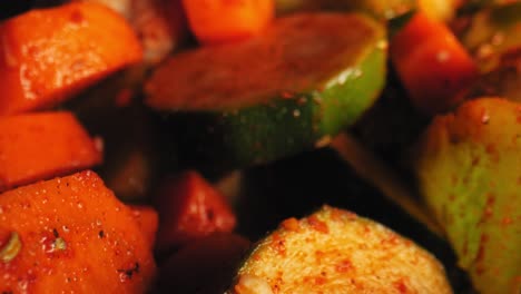 Filmische-Close-up-Pfanne-Mit-Gegrilltem-Gemüse,-Darunter-Saftige-Rote-Paprika,-Zucchini,-Karotten-Und-Blumenkohl