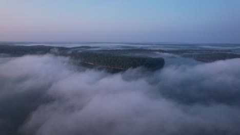 Luftbild-Hoch-über-Dem-Lake-Monroe-In-Bloomington,-Indiana-Mit-Wolken-Im-Frühen-Morgenlicht