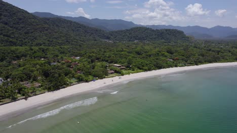Ruhiger-Strand-Von-Barra-Do-Sahy,-An-Einem-Sonnigen-Tag-In-Sao-Sebastiao,-Brasilien---Luftbild