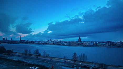 Schöne-Aufnahme-Des-Stadtbildes-Und-Des-Flusses-Riga-Lettland,-Zeitraffer-Des-Flusses-Daugava