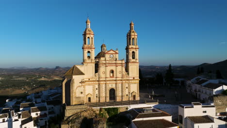 Vista-Exterior-De-La-Iglesia-De-Nuestra-Señora-De-La-Encarnación-Cerca-Del-Castillo-De-Olvera-Al-Amanecer-En