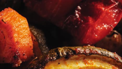 Filmische-Close-up-Pfanne-Mit-Gegrilltem-Gemüse,-Darunter-Saftige-Rote-Paprika,-Pralle-Zucchini-Und-Zarte-Karotten