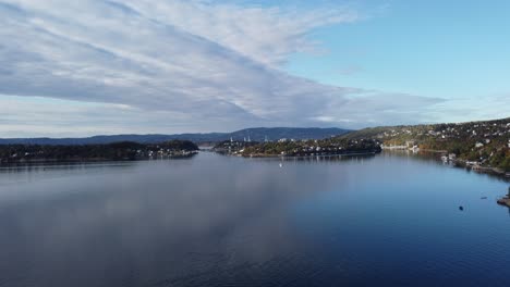 Es-Ist-Eine-Luftaufnahme-Der-Stadt-Oslo,-Norwegen,-Man-Kann-Das-Meer-Des-Oslofjords-Sehen,-Viele-Typisch-Nordische-Häuser