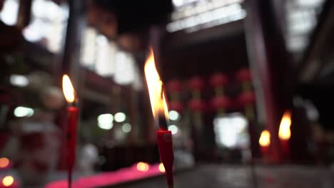 Das-Innere-Eines-Chinesischen-Tempels-In-Kuala-Lumpur,-Fokus-Auf-Brennende-Kerzen-Im-Vordergrund