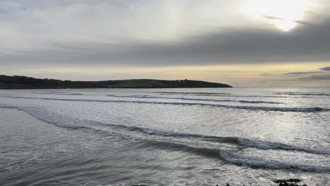 Folgenden-Langsam-Bewegenden-Wellen-An-Die-Küste-Im-Winter-An-Einer-Irischen-Küste
