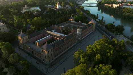 Luftaufnahme-Von-San-Telmo-Palace,-Regierungsgebäude-Entlang-Des-Kanals-Alfonso-Xiii-Bei-Sonnenaufgang-In-Sevilla,-Spanien
