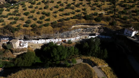 Whitewashed-Houses-Built-Into-The-Cliff-In-Setenil-de-las-Bodegas-In-Cadiz,-Spain