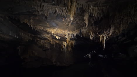 Cueva-Oscura-Con-Estalactitas-Colgando-Del-Techo