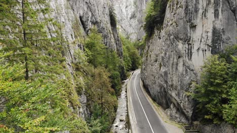 Bicaz-fluss-Entlang-Der-Leeren-Straße-Innerhalb-Des-Cheile-Bicazului-Hasmas-nationalparks-In-Rumänien