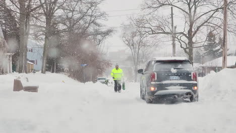 Auto,-Das-Durch-Dicken-Schnee-Auf-Der-Straße-Umkehrt---Winterblizzard,-Fort-Erie,-Kanada