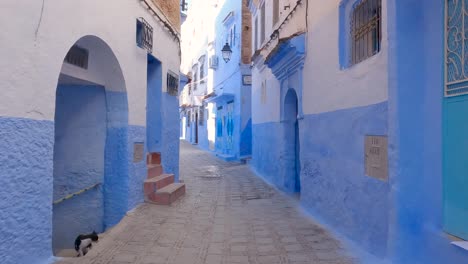 Pov-Zu-Fuß-Entlang-Der-Leeren,-Ikonischen,-Blau-Gestrichenen-Straße-In-Chefchaouen-In-Marokko
