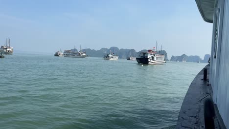 Navegando-Hacia-La-Bahía-De-Halong-Entre-Los-Botes-Chatarra-Vietnamitas,-Vietnam