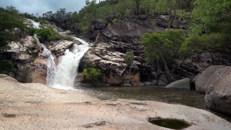 Schöner-Rauschender-Wasserfall,-Emerald-Creek-Falls,-Nord-queensland,-Australien