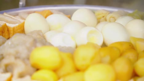 Comida-Al-Vapor-Llamada-Siomay---Patatas,-Tofu-Y-Huevos-Al-Vapor-En-Una-Olla-De-Vapor