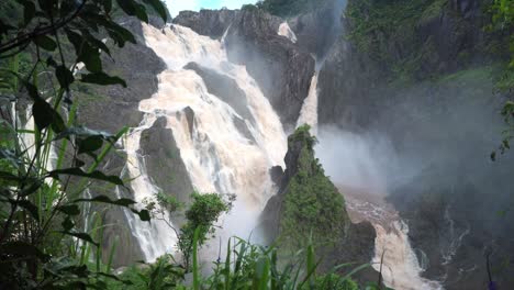 Rauschender-Riesiger-Wasserfall,-Hochwasser