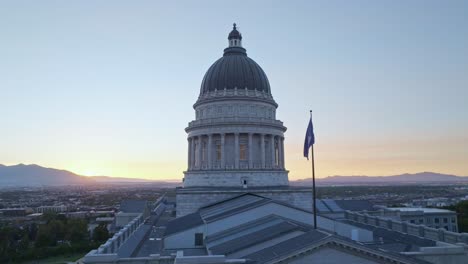 Kurz-Nach-Sonnenuntergang-Flattert-Die-Blaue-Flagge-Des-Bundesstaates-Utah-Langsam-über-Dem-Kapitol