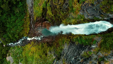 Neuseeland-Drohnenaufnahme-Des-Devil&#39;s-Punchbowl-Wasserfalls,-Die-Kamera-Schwebt-Darüber