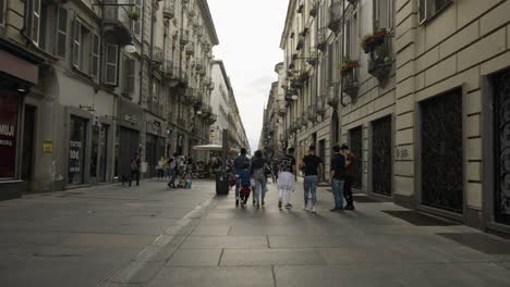 Paseo-Por-La-Calle-En-Turín-Mostrando-Turistas-Y-Edificios