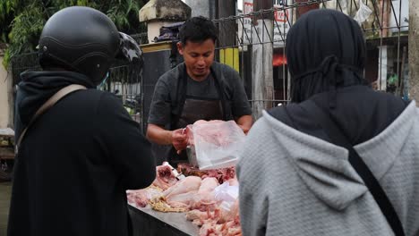 Indonesia---Jan-1,-2023-:-Chicken-traders-in-street-traditional-markets