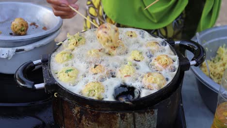 Proceso-De-Cocción-De-Takoyaki.-Comida-Callejera-Indonesia