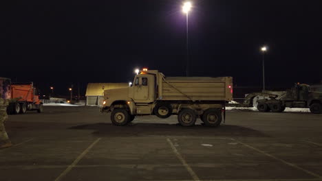 Lastwagen-Der-Nationalgarde-Helfen-Während-Des-Schneesturms-In-Buffalo,-New-York